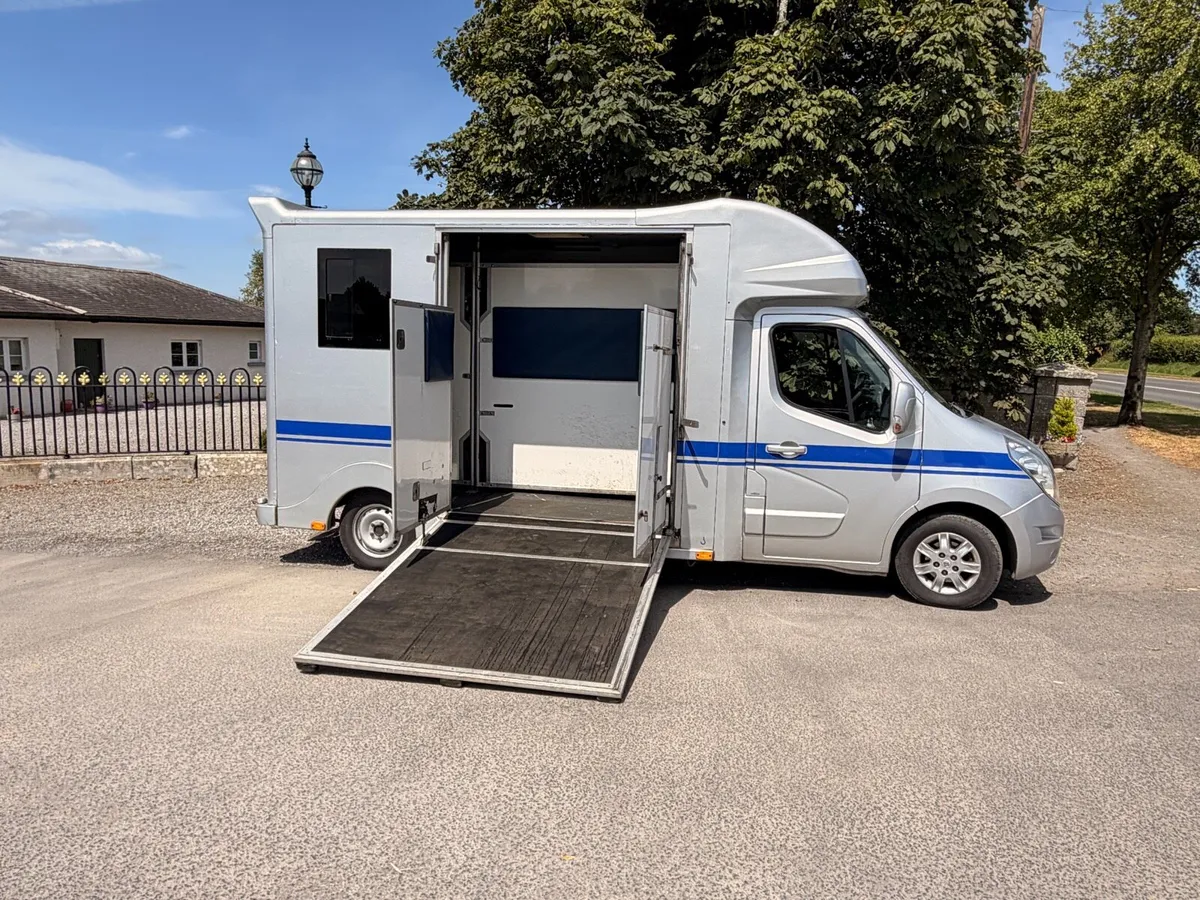 2 stall horse box 3.5t Renault master - Image 1