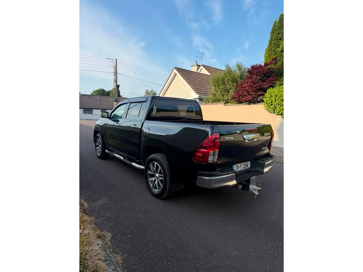 Toyota Hilux D-4D INVINCIBLE D/C 4WD 4 4DR AUTO DC - Image 3