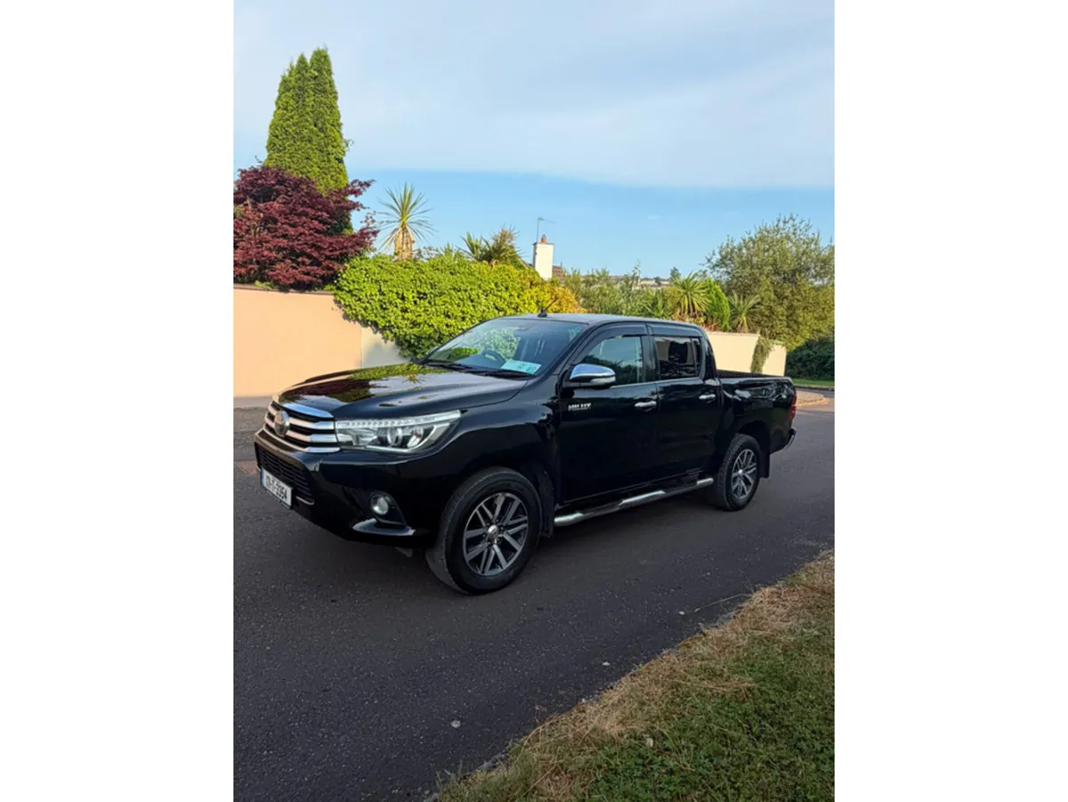 Toyota Hilux D-4D INVINCIBLE D/C 4WD 4 4DR AUTO DC - Image 2