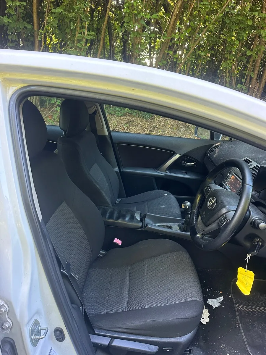 13 Toyota avensis - Image 2