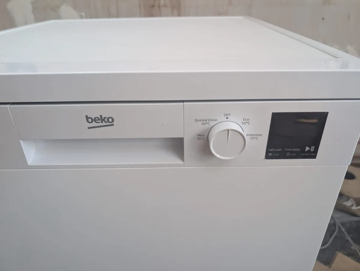 Beko DVN04X20W Freestanding Dishwasher - Image 3