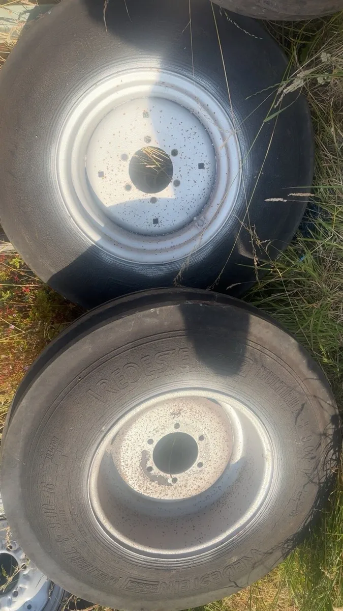 Tractor tyres and rims - Image 1