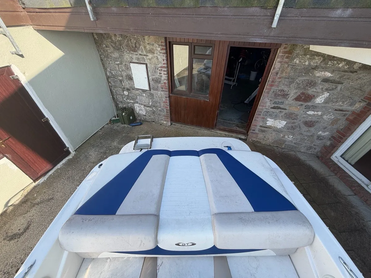 Glastron GT 185 speedboat - Image 3