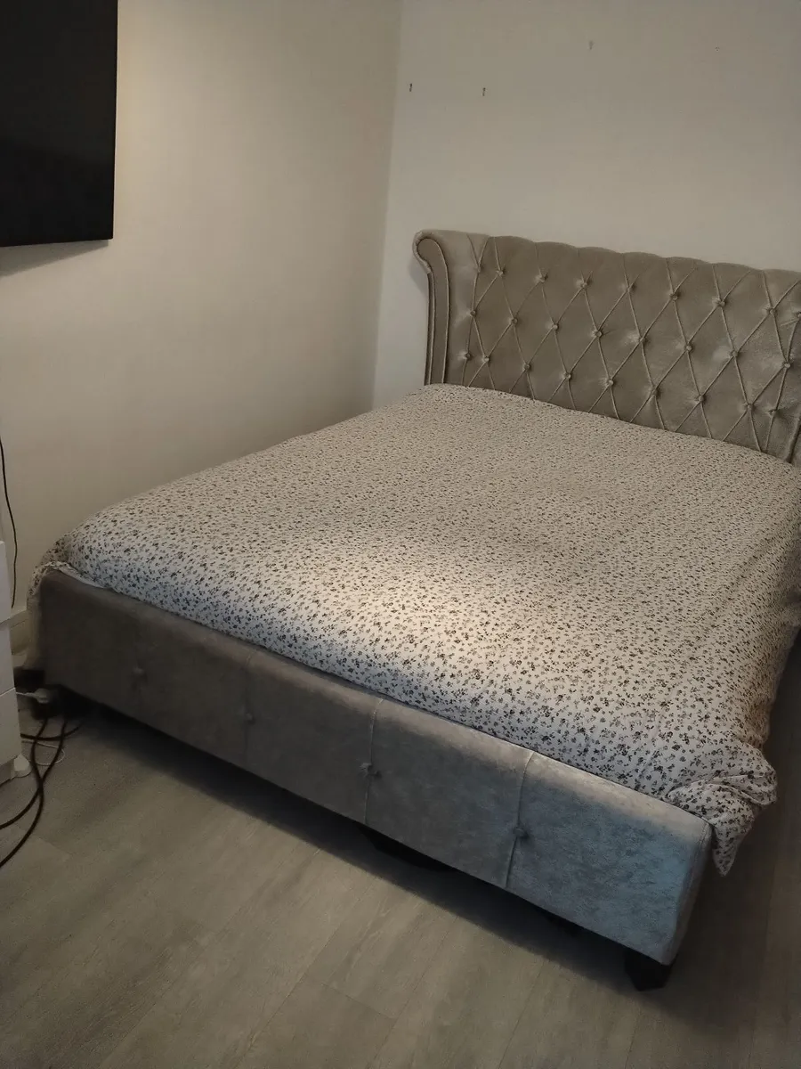 Bed frame - Image 1