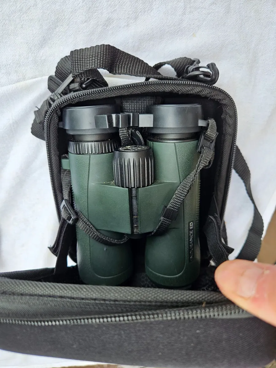 10 x 42 Binoculars - Image 2