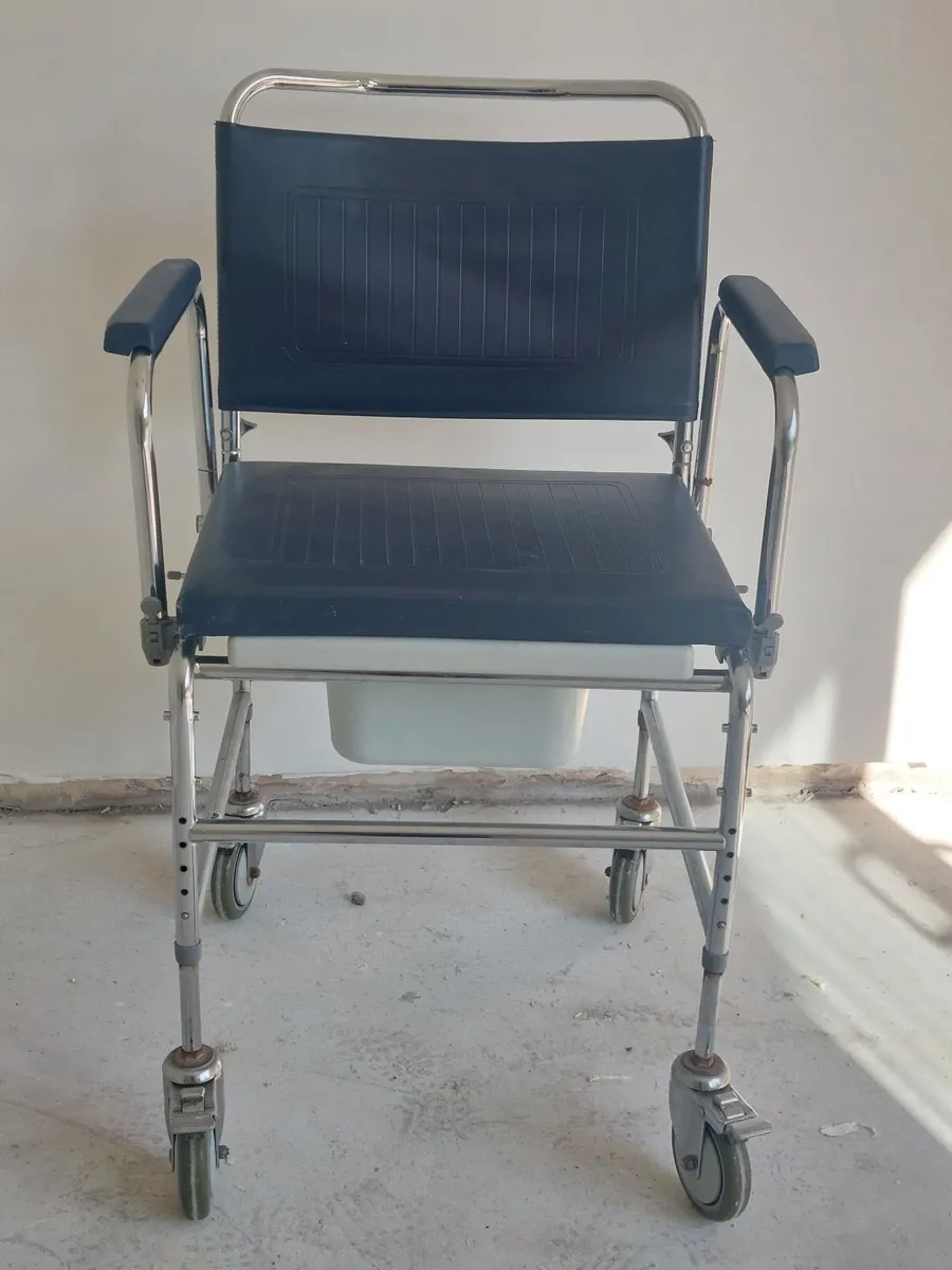 Commode - Image 1