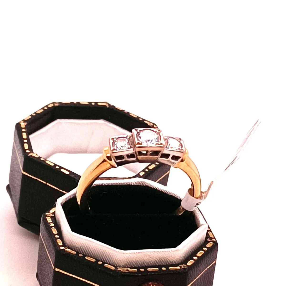 3 Stones Diamond Ring, 18k Yellow Gold - Image 1