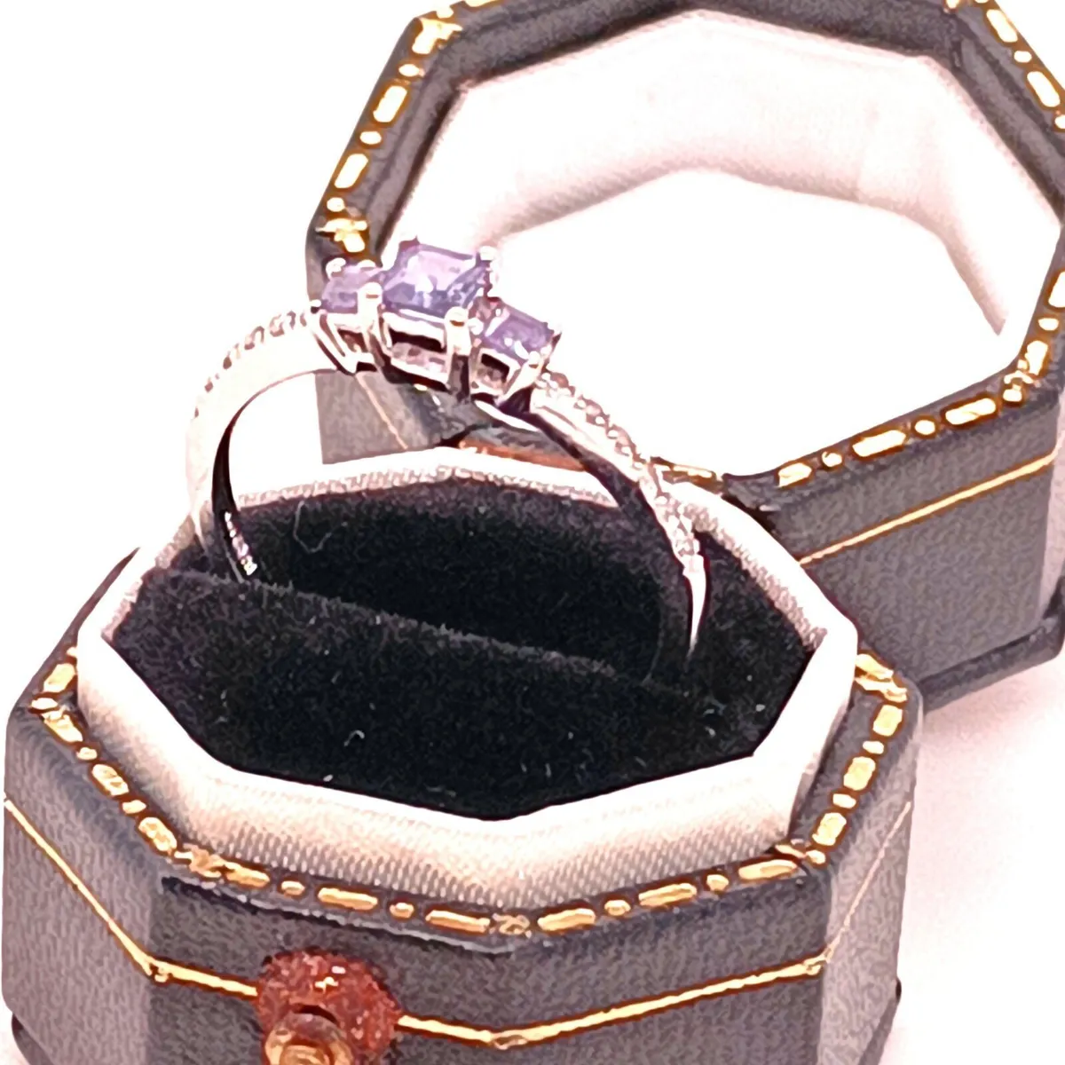 18k White Gold, CZ & Violet Stones Ring - Image 3