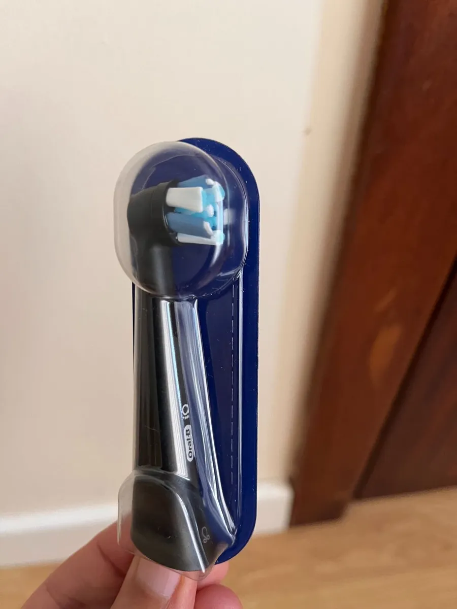 2x Oral-B iO toothbrush heads - Image 3