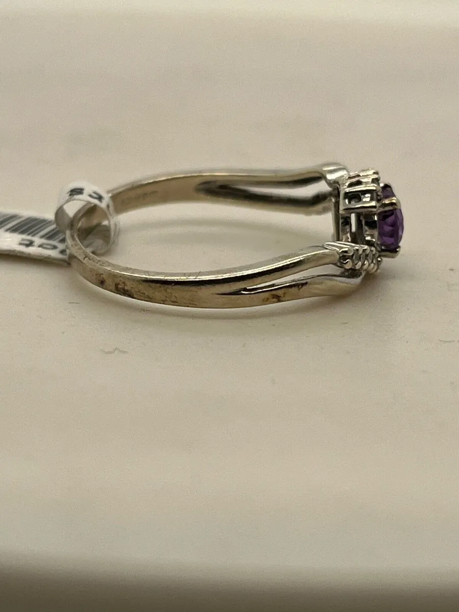 9k white gold ring with purple stone and diamonds. - Image 4