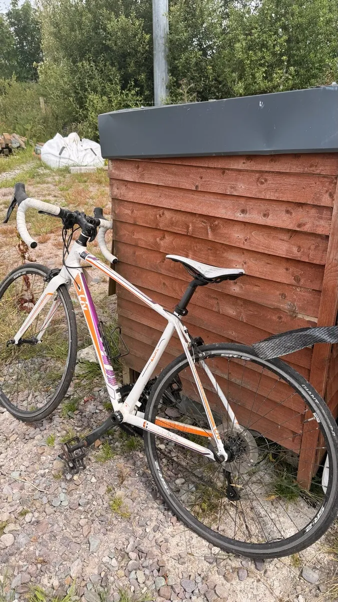 ladies Giant  Avail SL road bike - Image 1