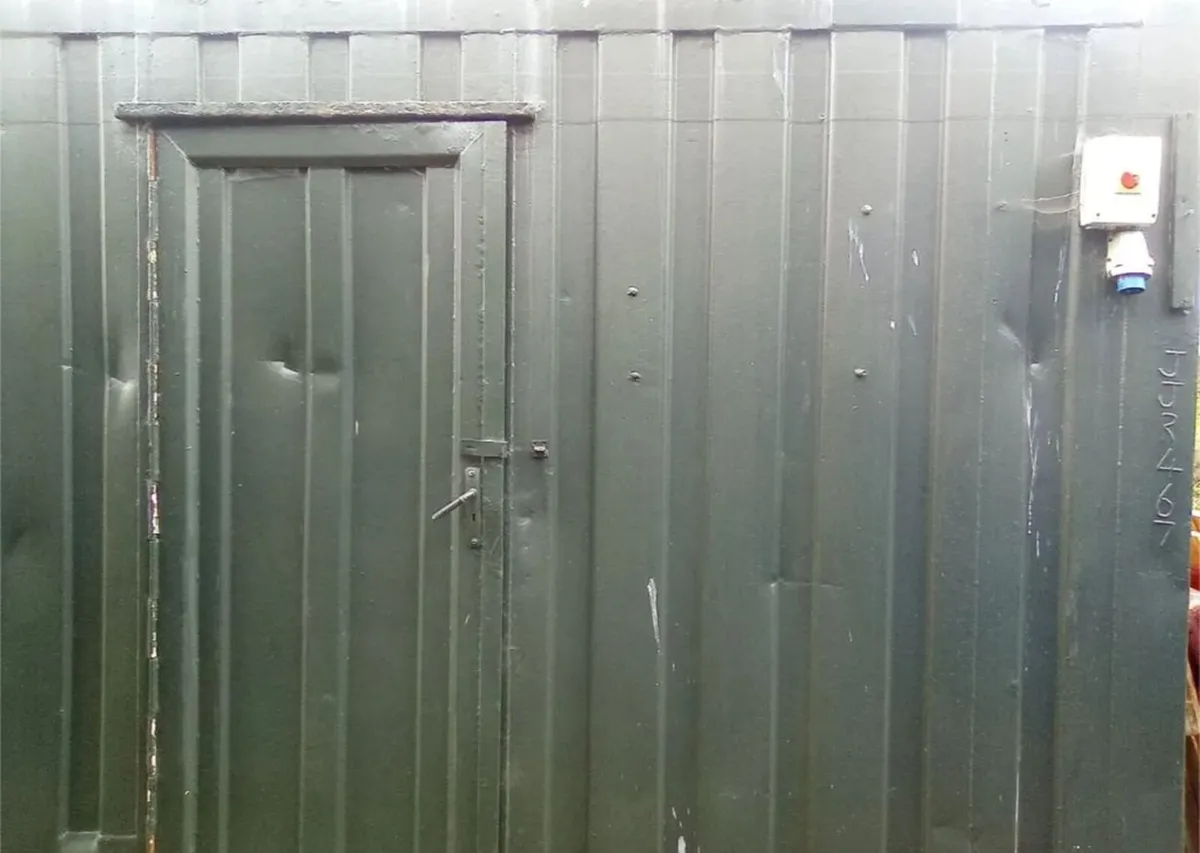 container unit 10ft by 20ft - Image 1
