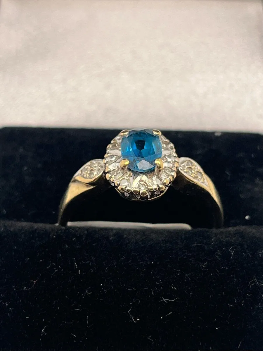 9k gold blue stone cz ring. - Image 1