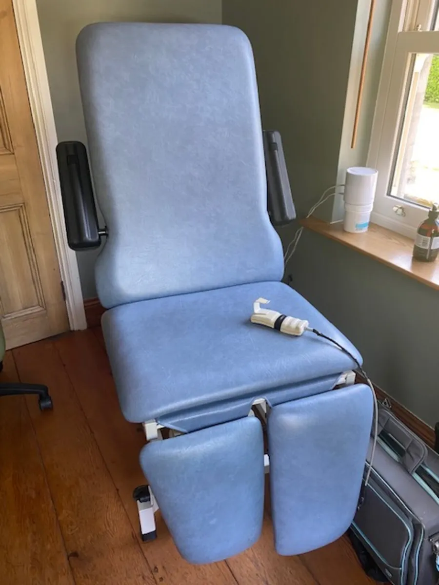 Chiropody chair and equipment - Image 1