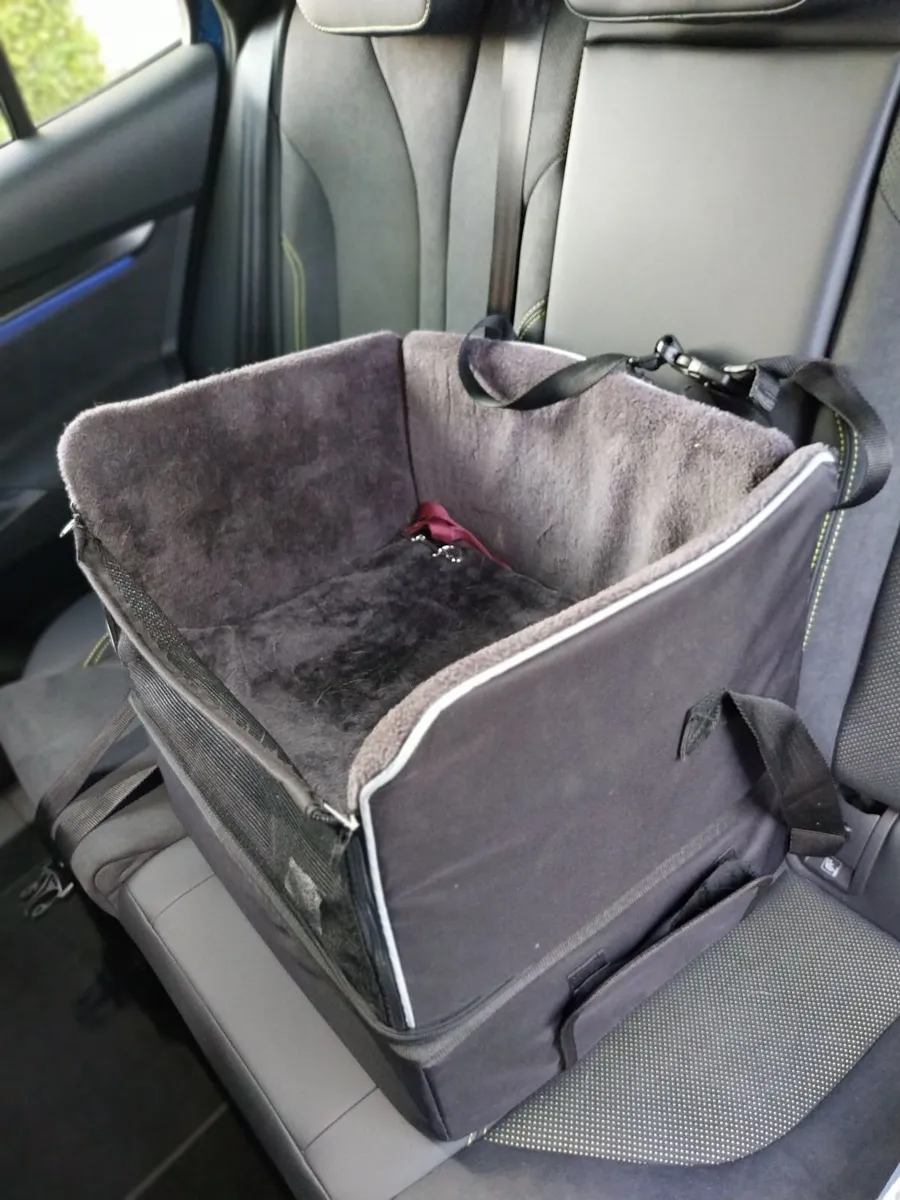 Dog seat - Image 1