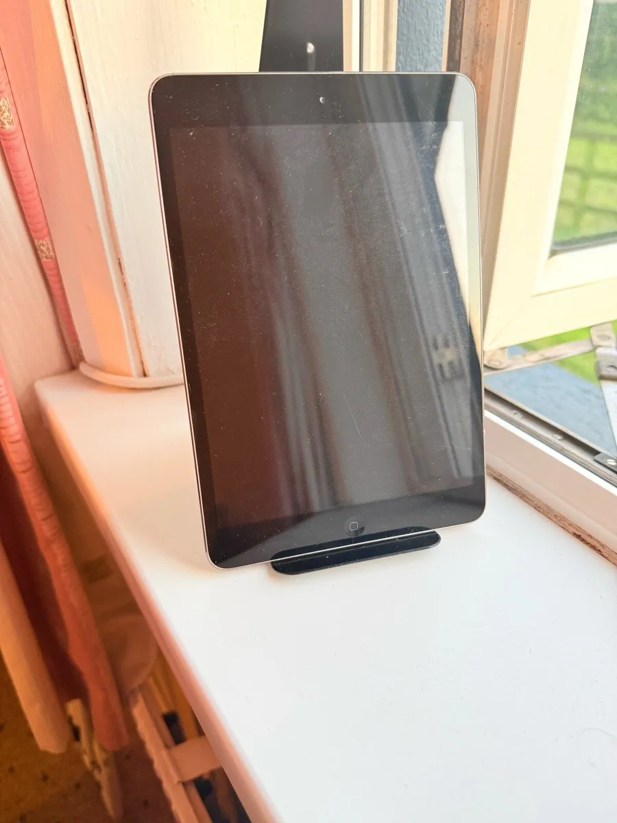Apple iPad - Image 1