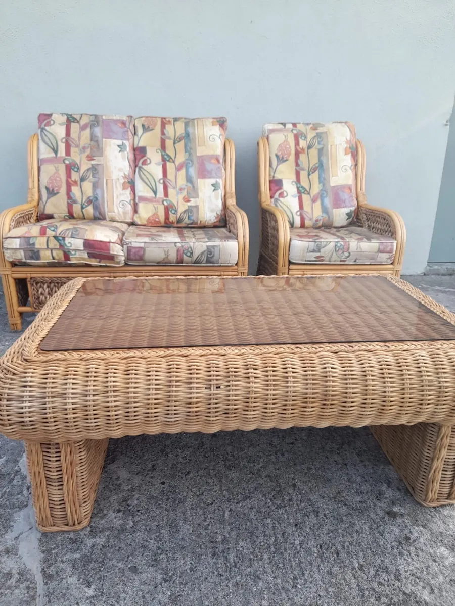 Wicker table and chairs - Image 1