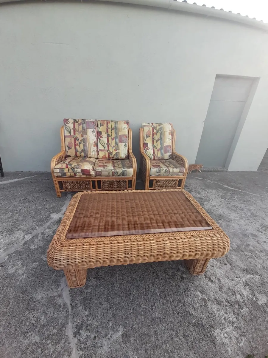 Wicker table and chairs - Image 2