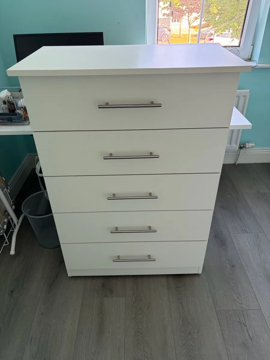 White 5 drawer chest of drawers - Image 1