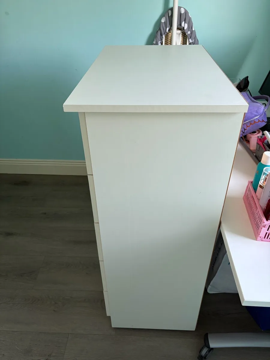 White 5 drawer chest of drawers - Image 2