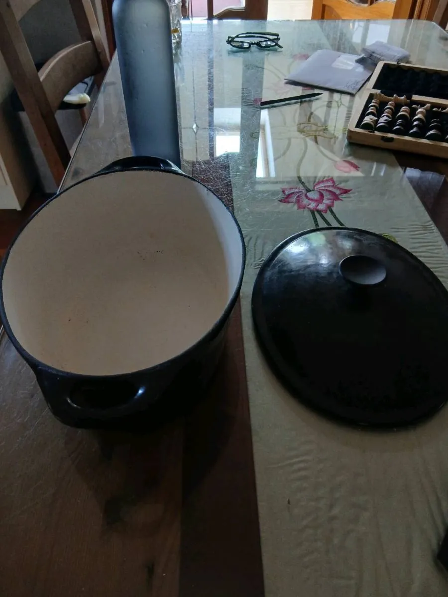 Large family size heavy ceramic casserole - Image 2