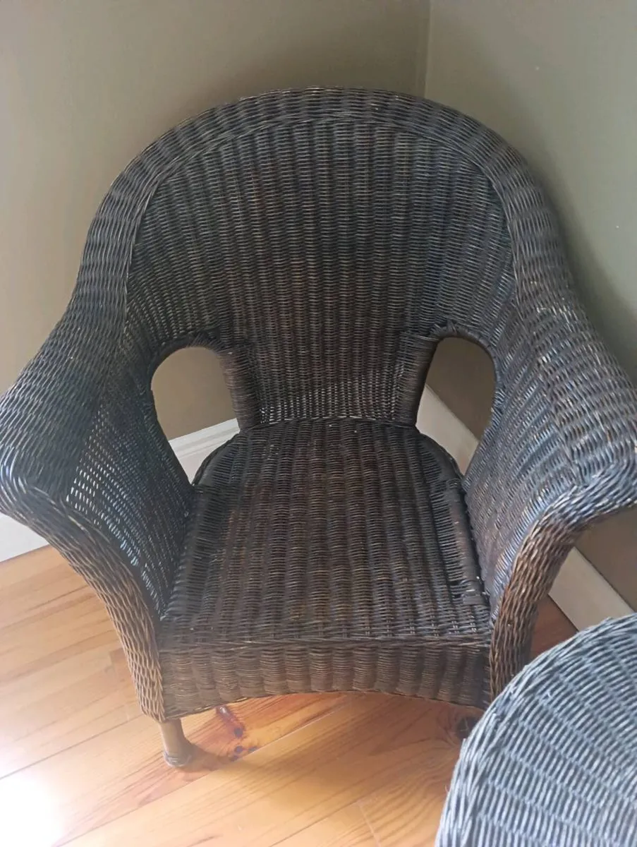 Beautiful ratten chair and table 80 - Image 3