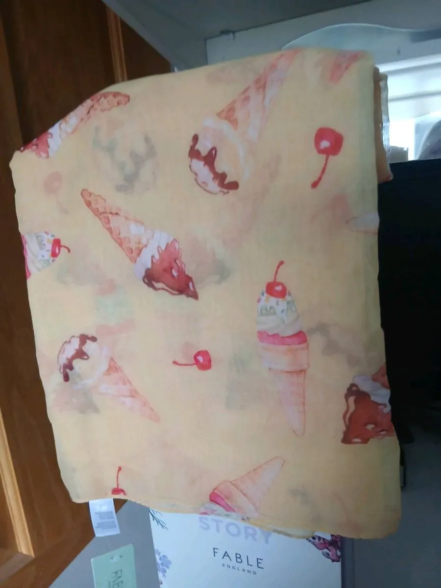 Fable boxed ladies scarf - Image 2