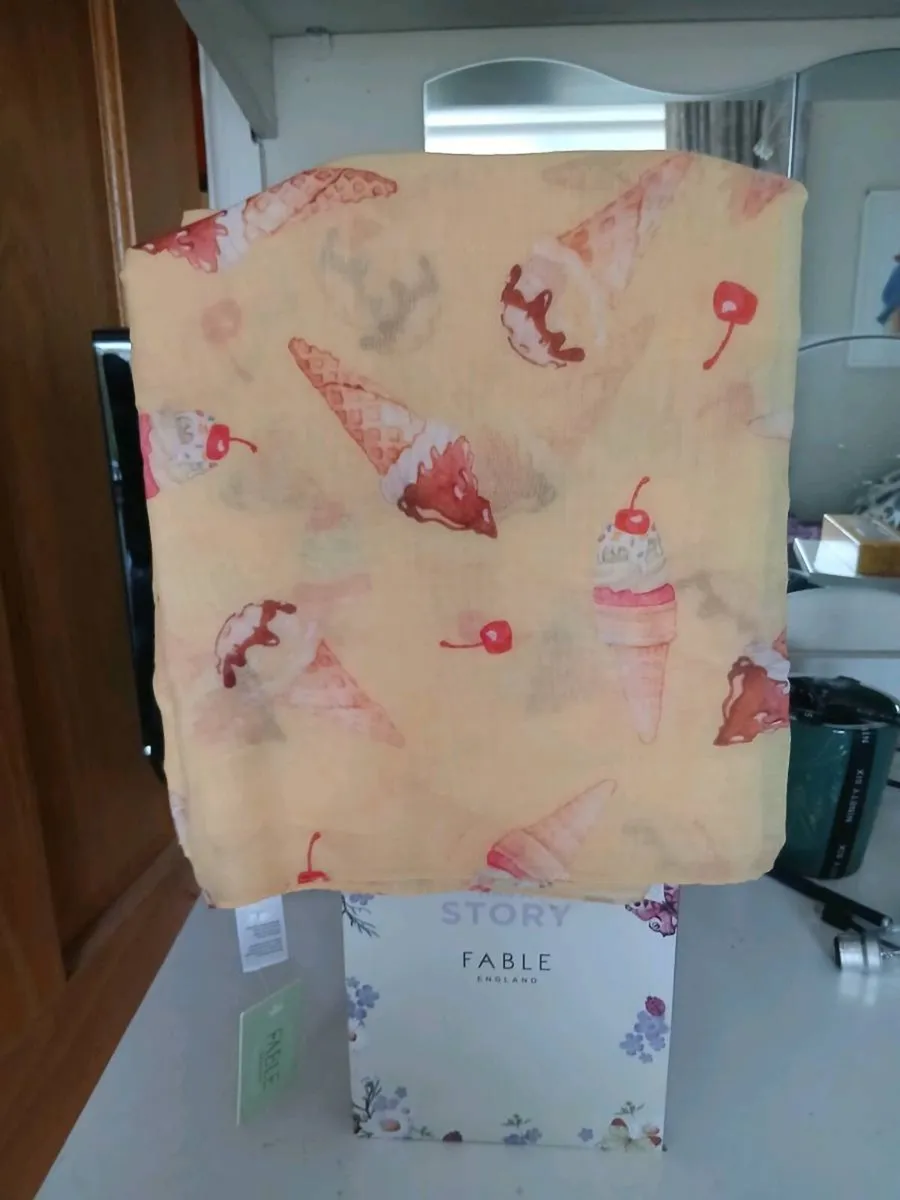 Fable boxed ladies scarf - Image 3