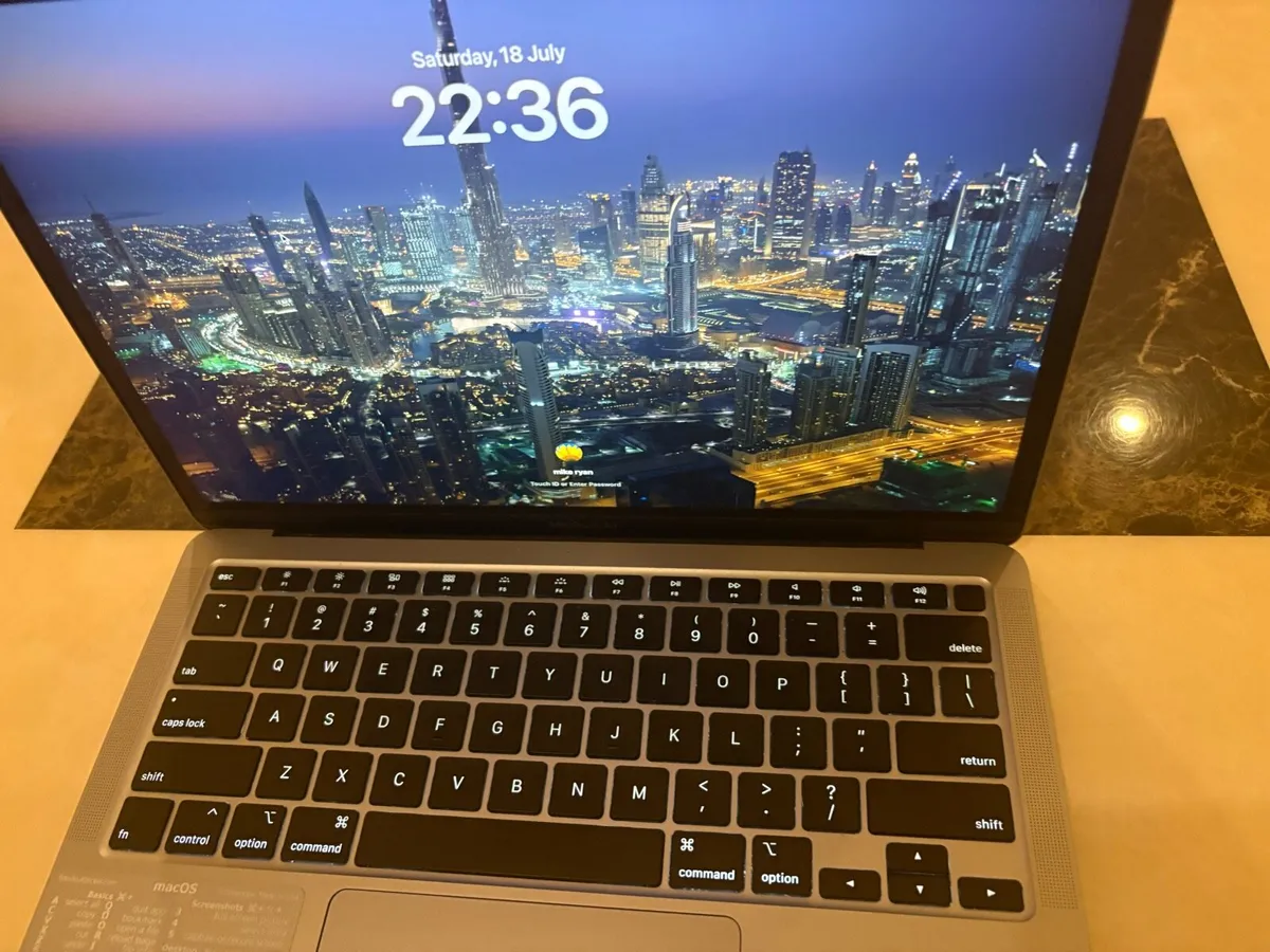 Mac book eir - Image 2