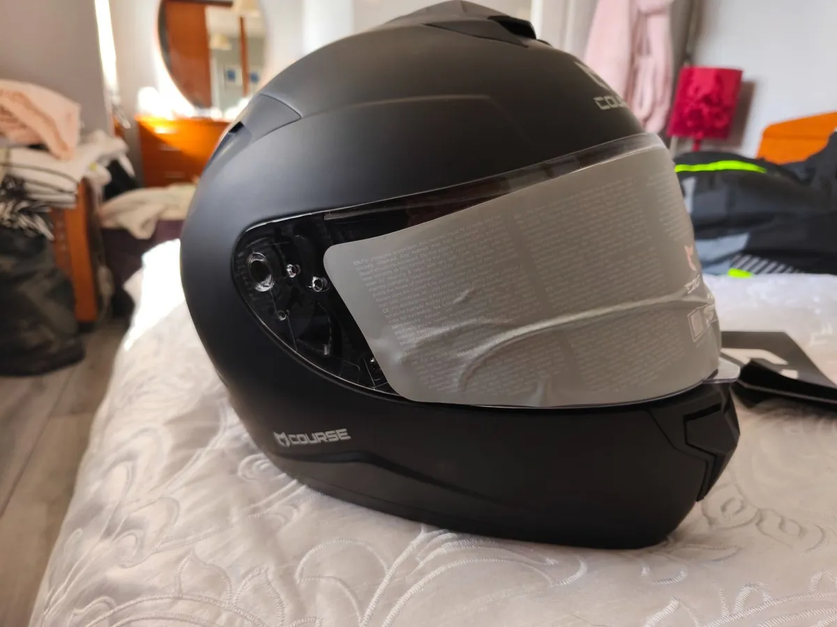 Motorbike helmet - Image 2