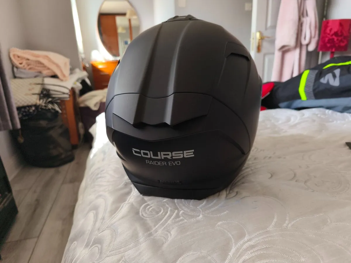Motorbike helmet - Image 3