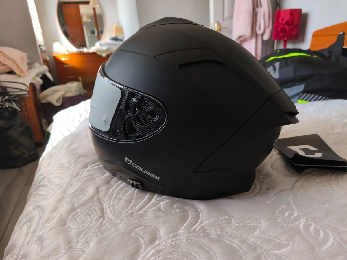 Motorbike helmet - Image 4