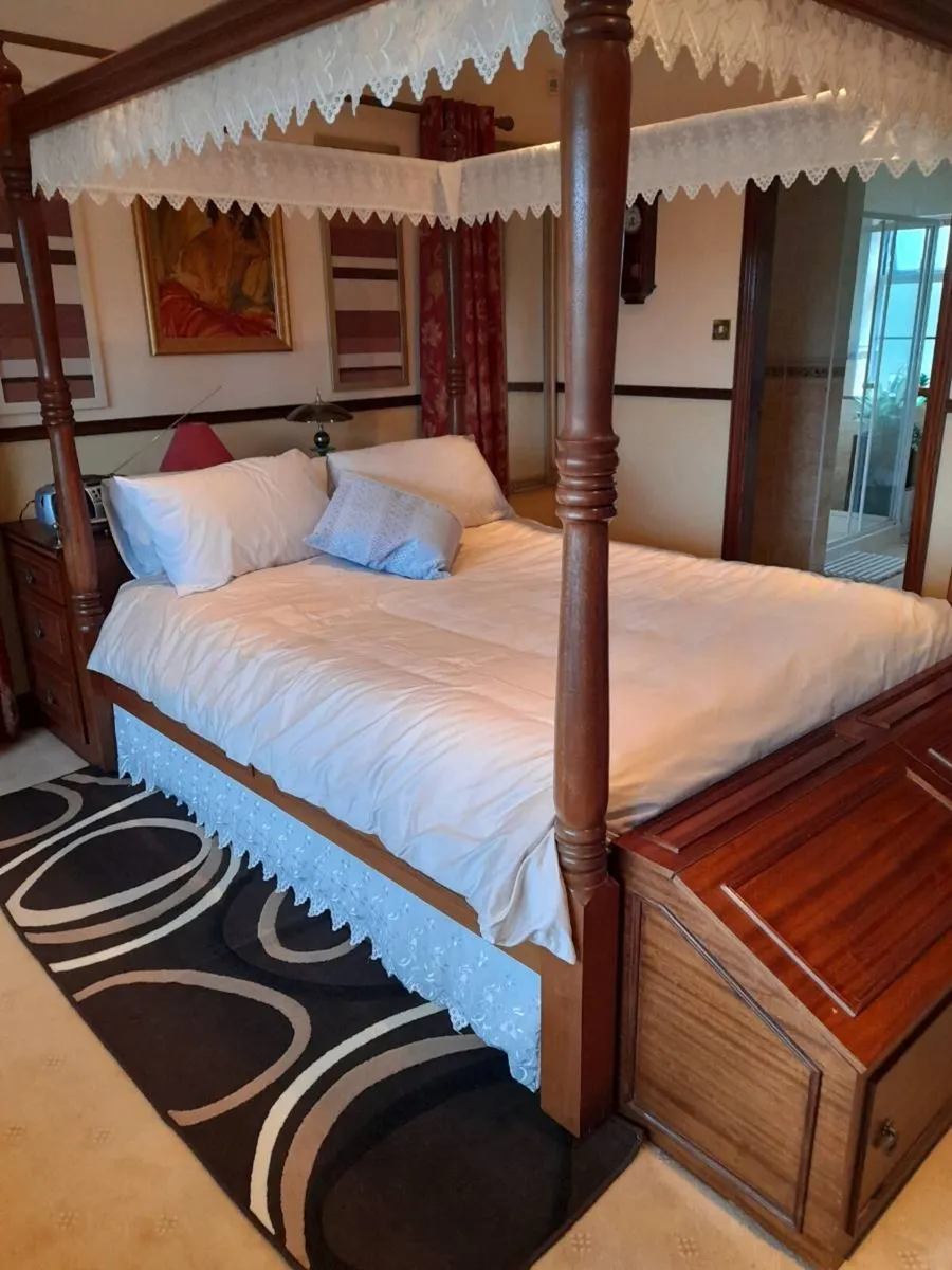 Four poster bed / blanket box / dressing table - Image 1