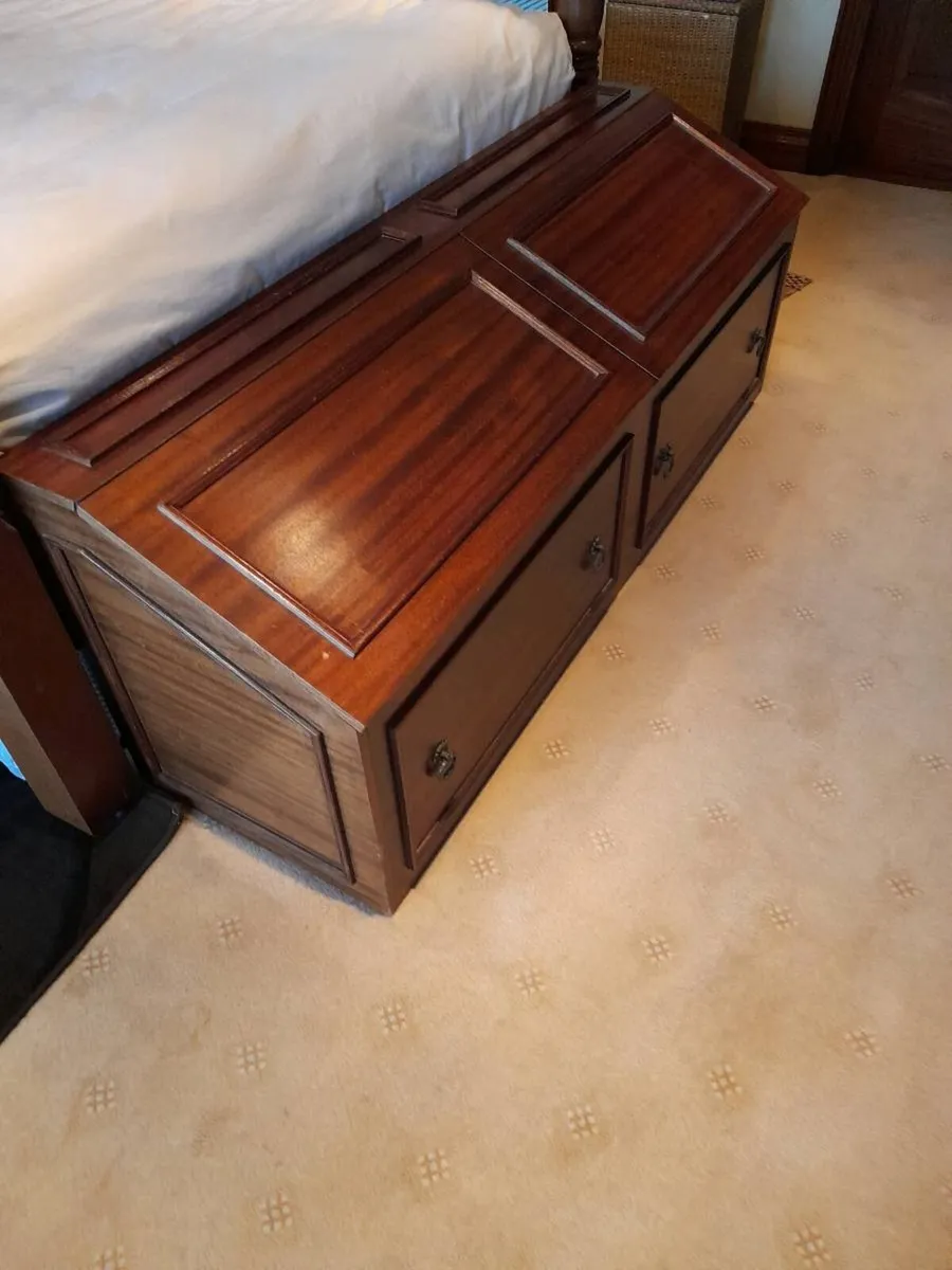 Four poster bed / blanket box / dressing table - Image 2