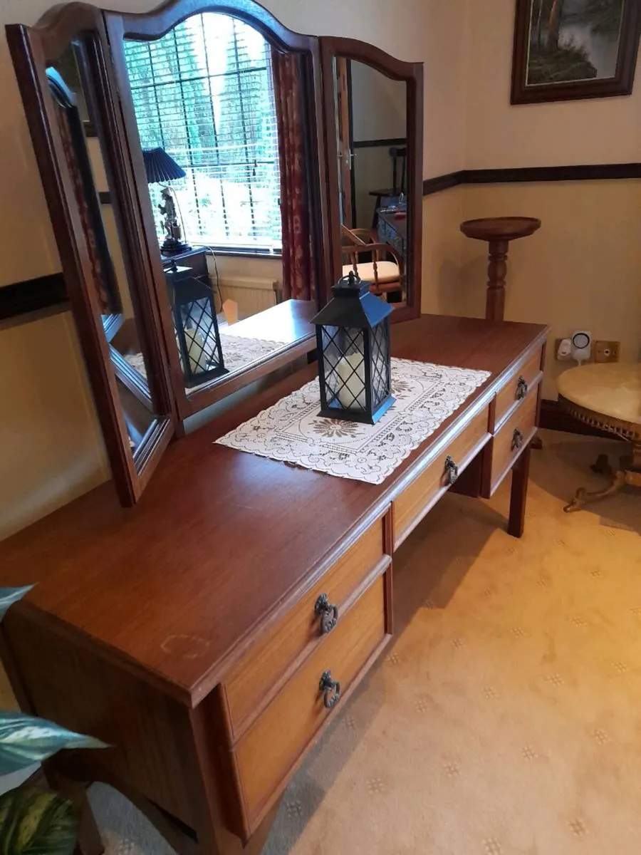 Four poster bed / blanket box / dressing table - Image 3