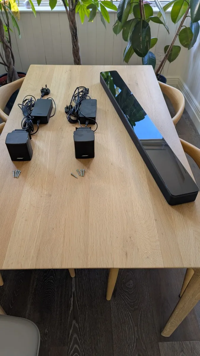 Bose Smart Soundbar 700 with 2 surround speakers - Image 1