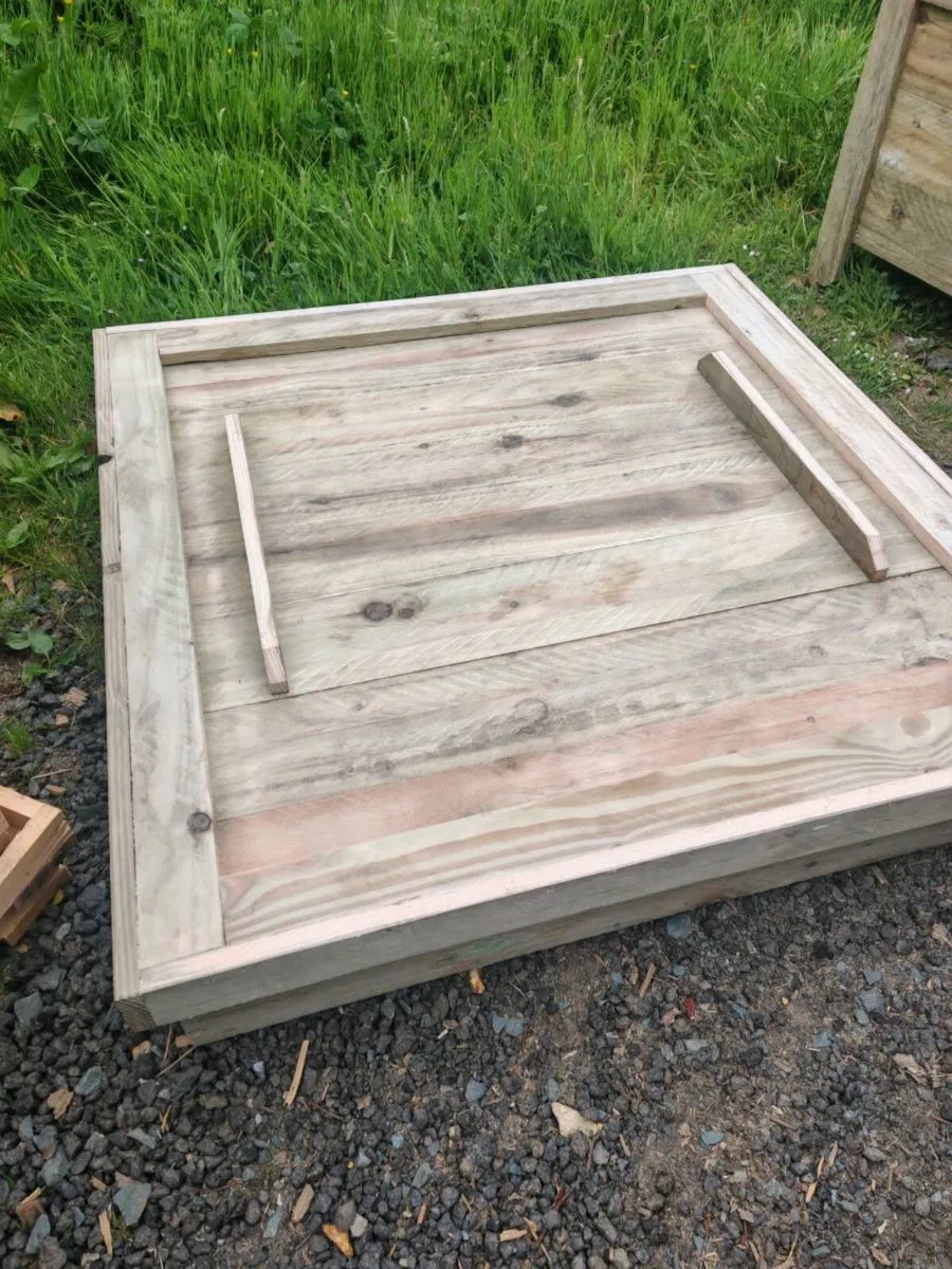 Rustic sandpit with lid - Image 4