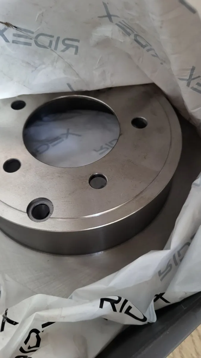 Rear brake discs and pads (402B0106), brand new - Image 1