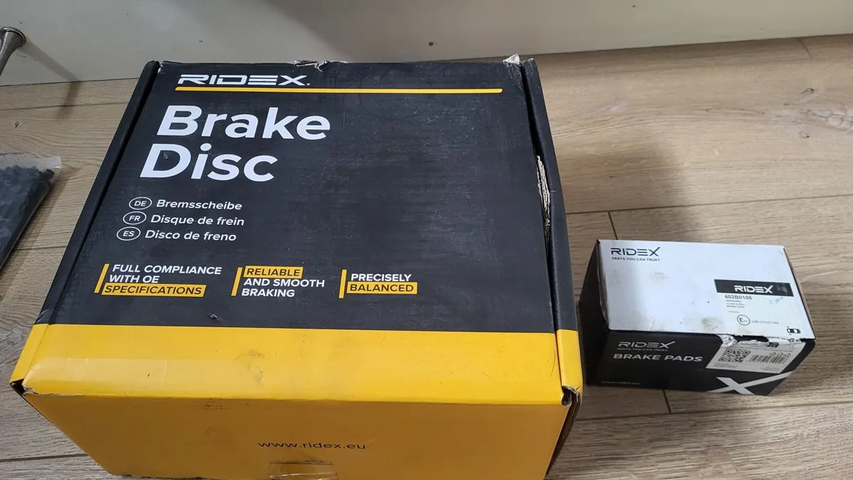 Rear brake discs and pads (402B0106), brand new - Image 4