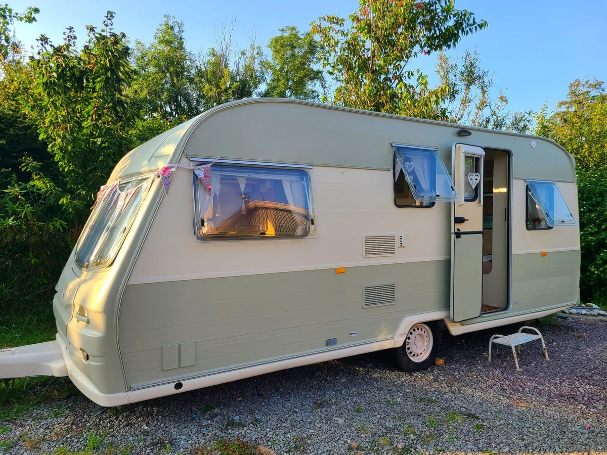 Vintage Caravan - Image 1