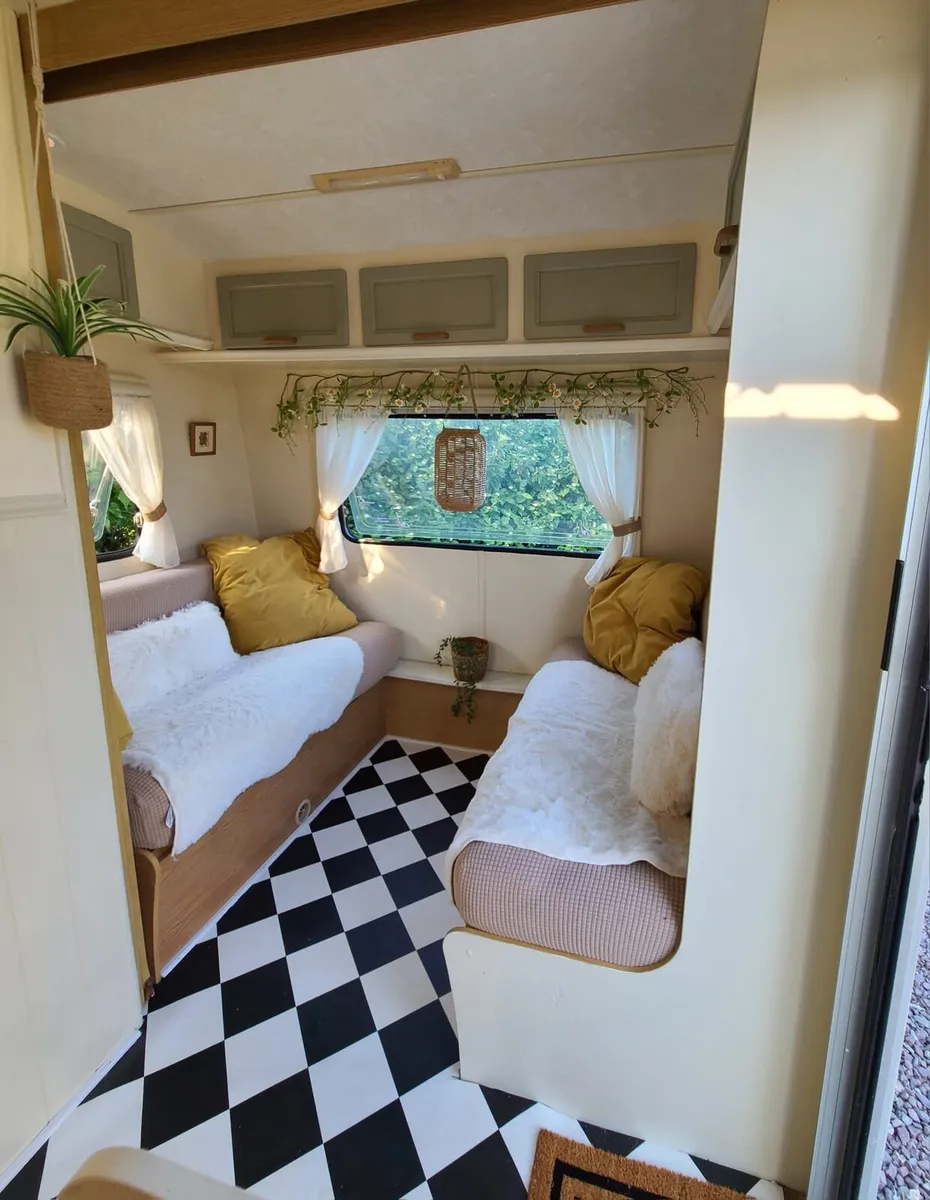 Vintage Caravan - Image 4