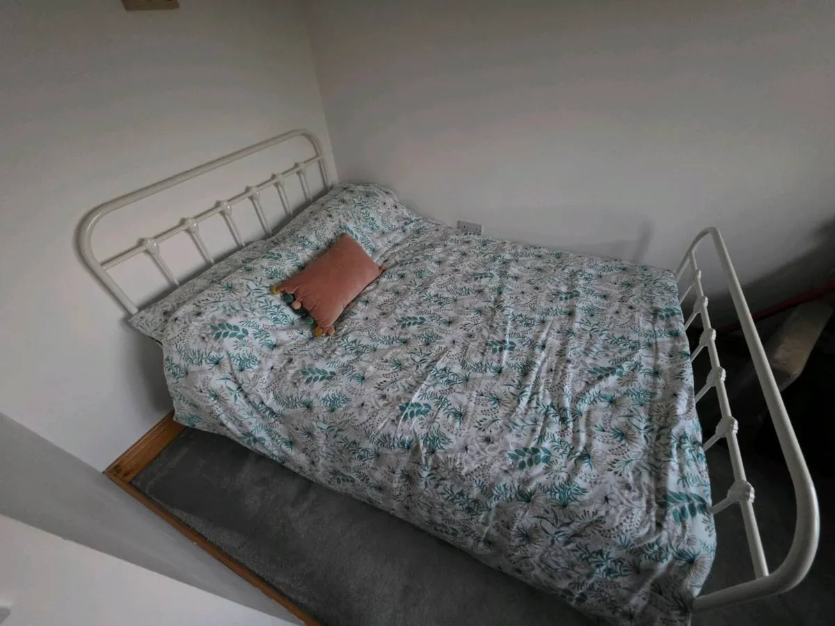 White Metal frame 4ft double bed - Image 2