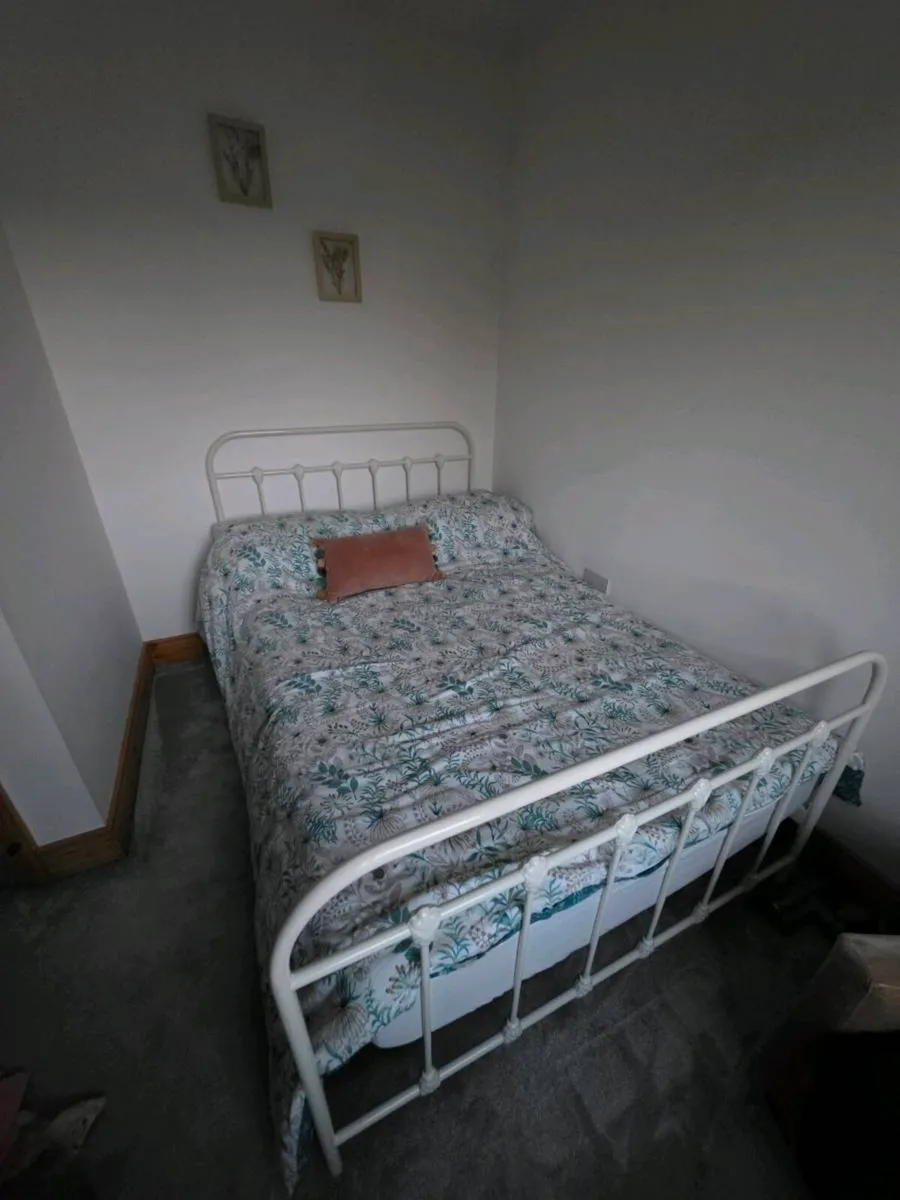 White Metal frame 4ft double bed - Image 1
