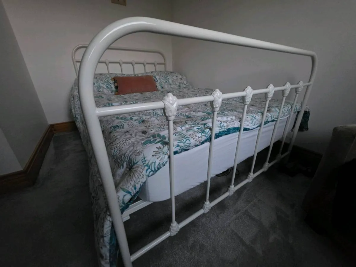 White Metal frame 4ft double bed - Image 3