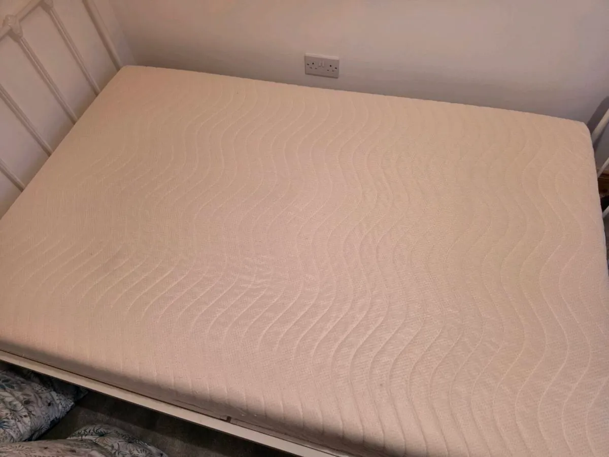 White Metal frame 4ft double bed - Image 4