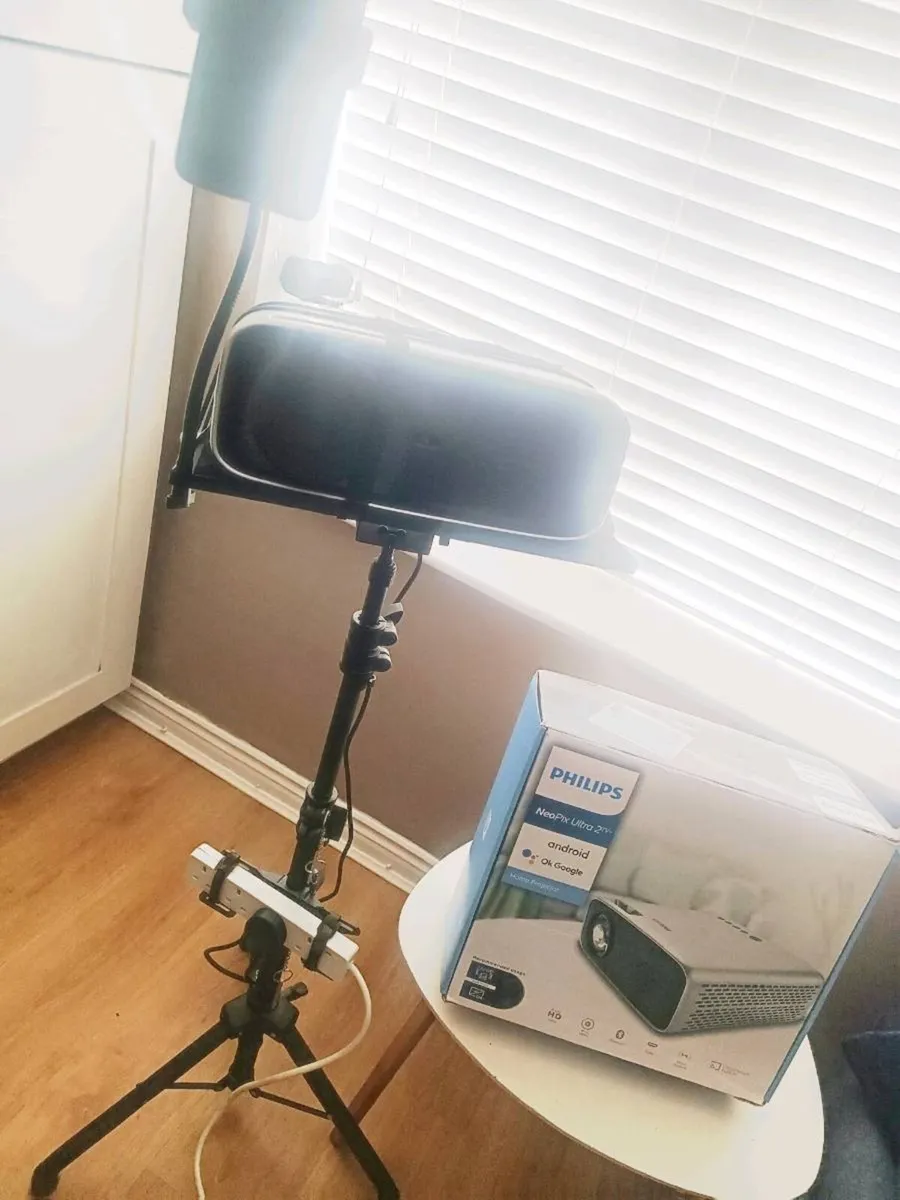 philips neopix ultra 2tv+ home projector and stand - Image 1