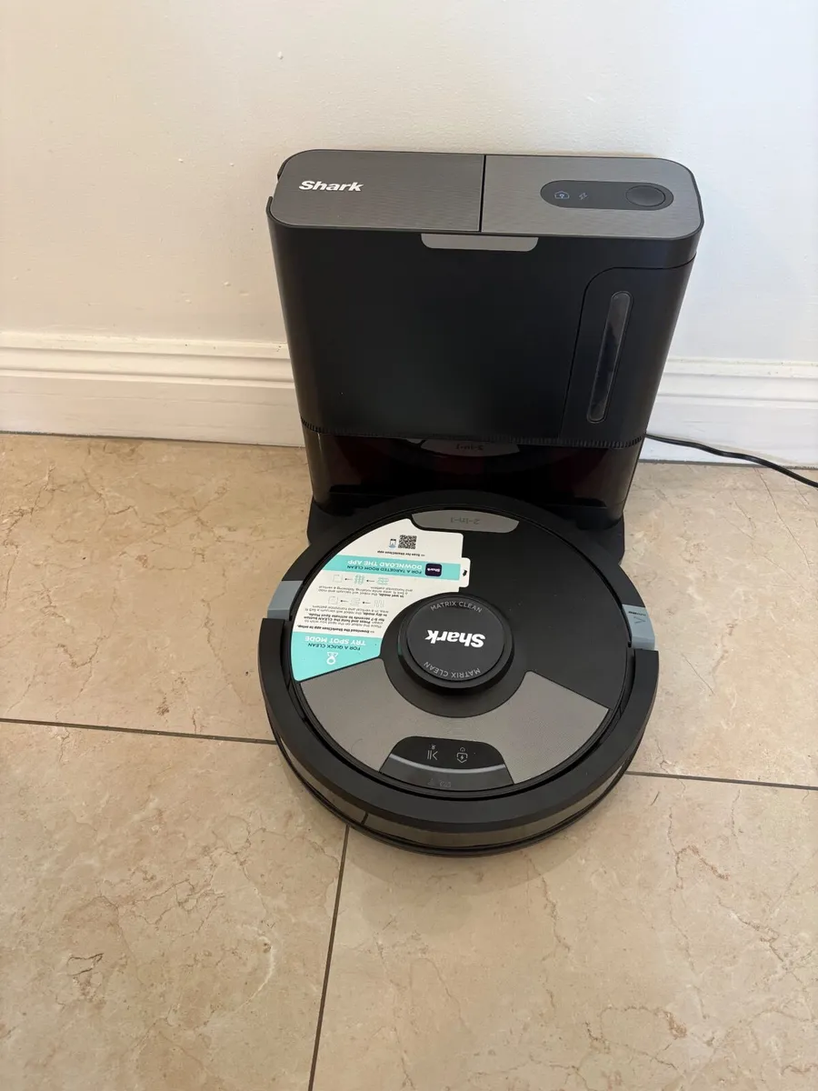 Shark 2 in 1 Robot Vacuum and Mop - Image 1