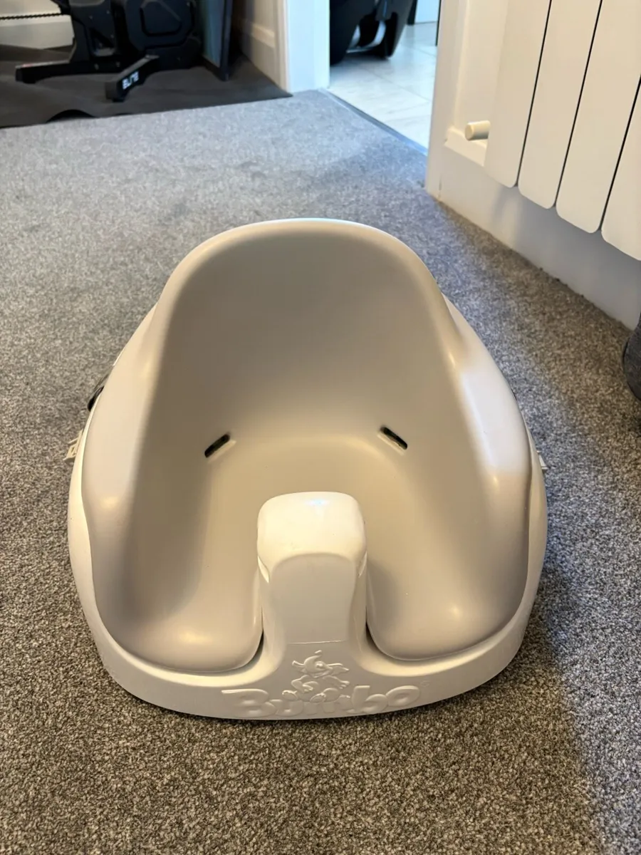 Bumbo Floor Seat – Excellent Condition + bath seat - Image 1