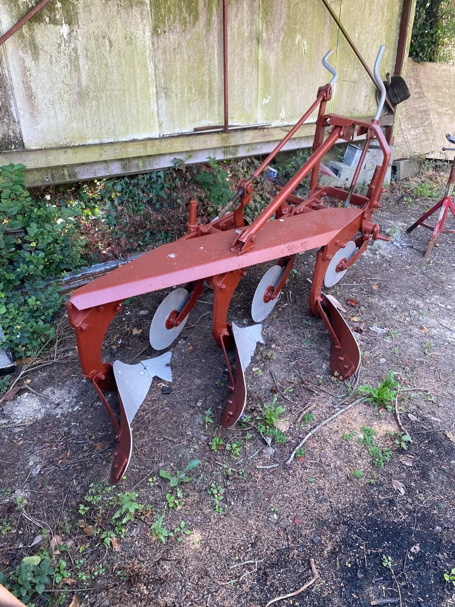 David Brown 3 Furrow plough vintage - Image 3
