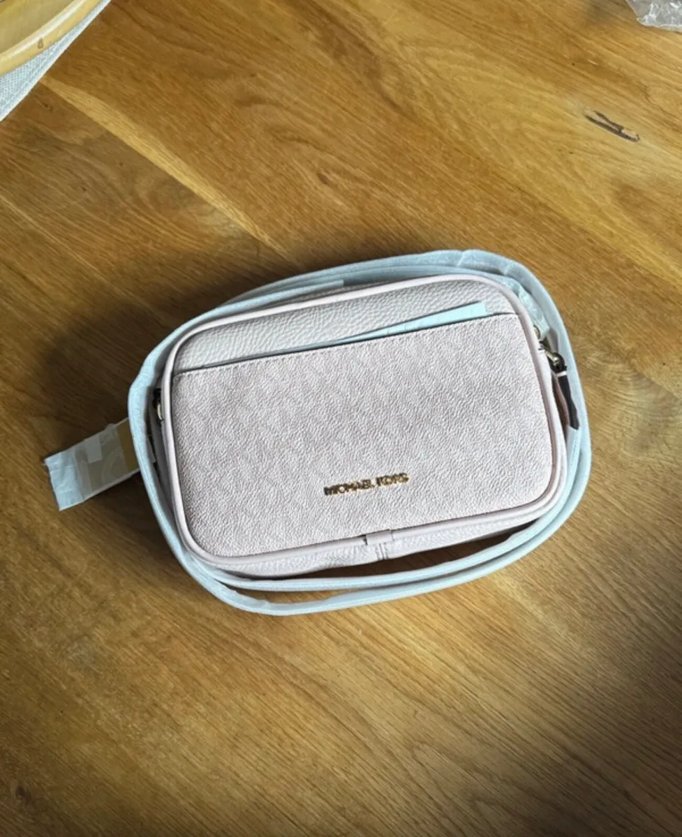 Michael kors small cross body bag - Image 1